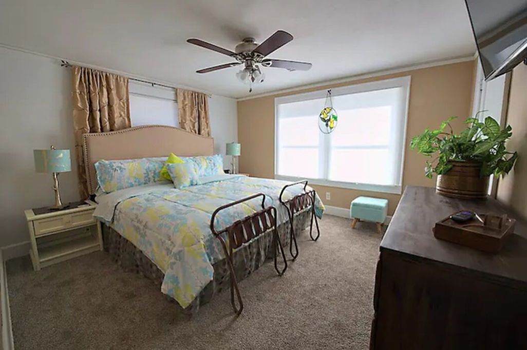 The Grand Hideaway, 1007 W. Grand, Unit A