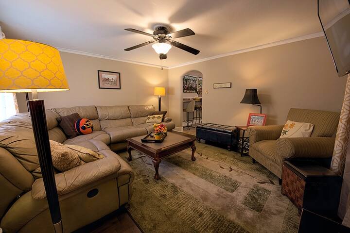 The Derby House | 1007 W. Grand Unit B