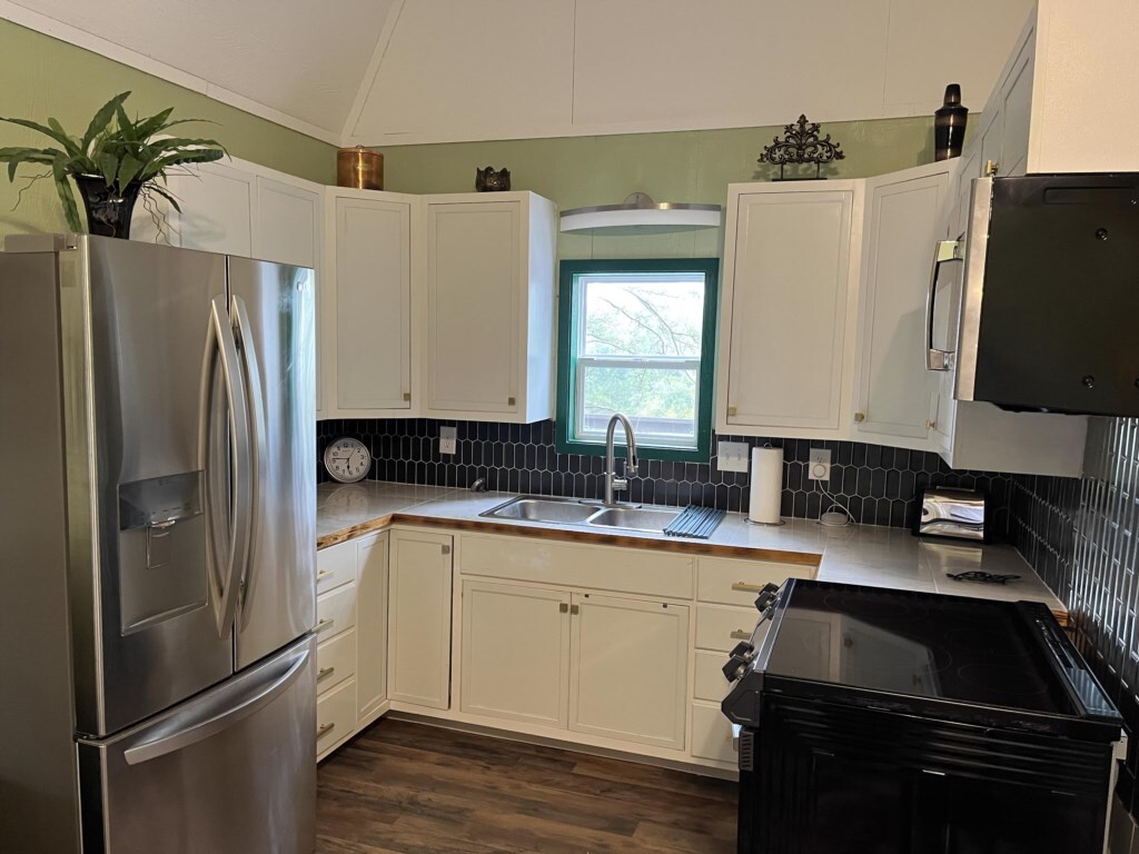 Full kitchen image 2