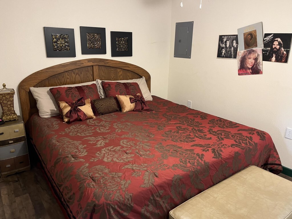 Bedroom 2 image 1