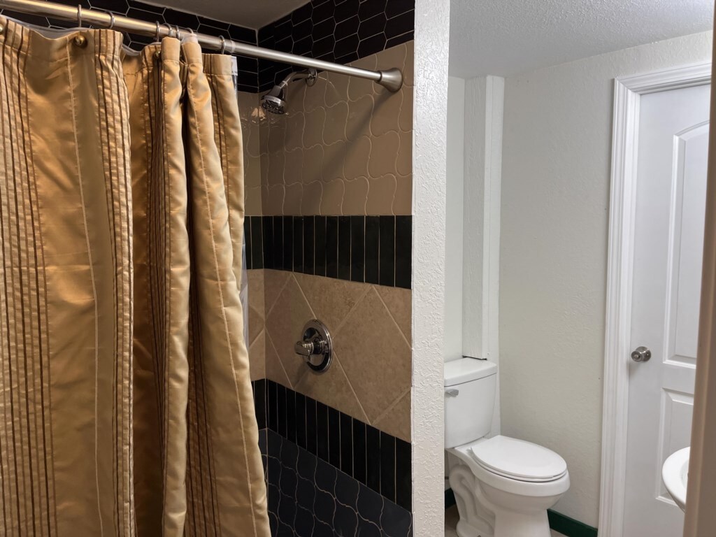 Full bathroom image 2