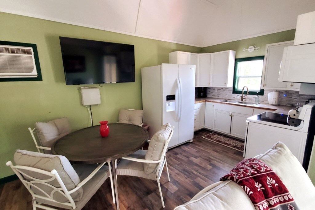 Dining area image 1